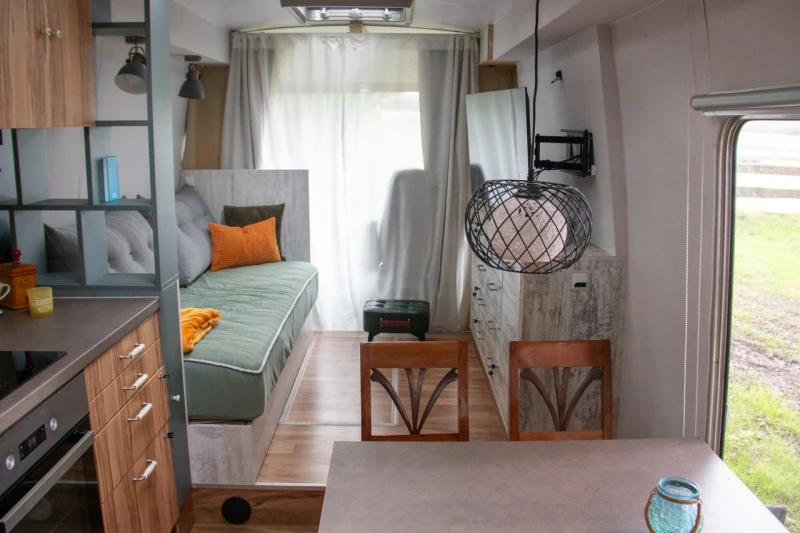 Wohnraum B&B-Bus